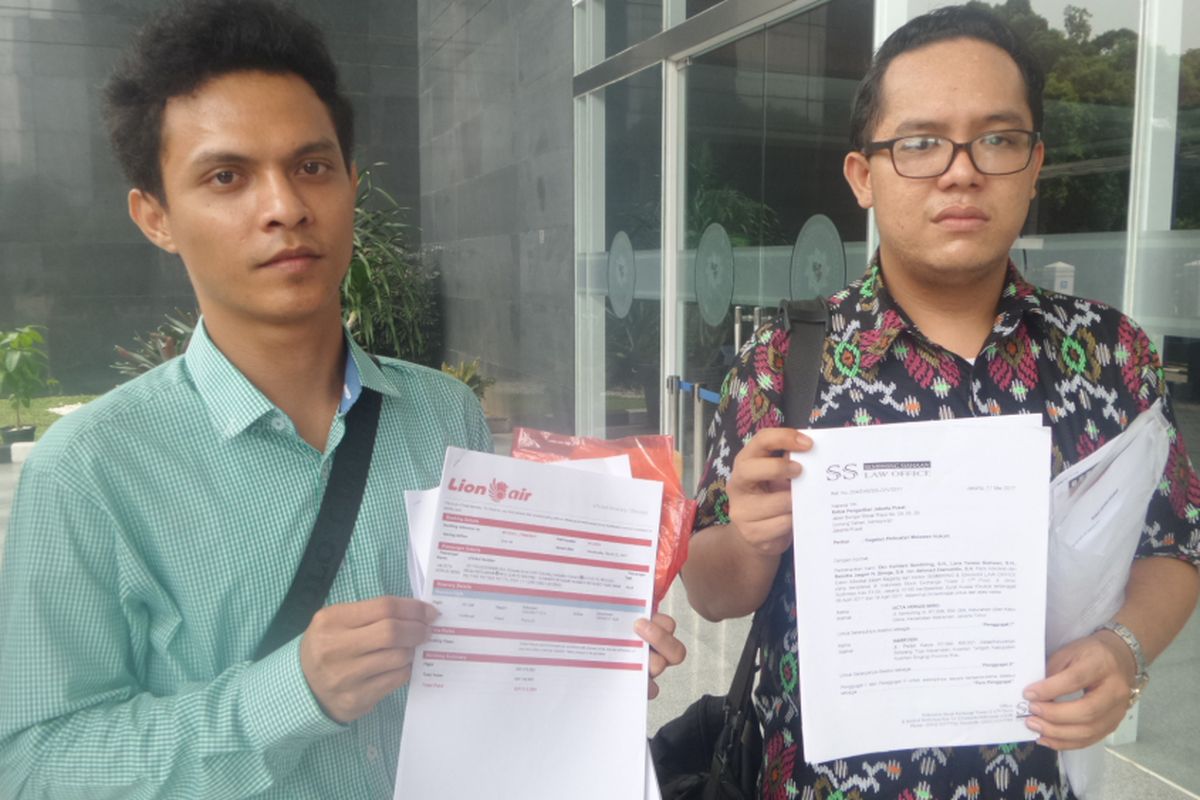 Seorang penumpang maskapai penerbangan Lion Air, Octa Verius Tamba mengajukan gugatan terhadap Lion Air. Ia merasa dirugikan dengan perlakuan manajemen Lion air karena dinilai telah membatalkan penerbangannya secara sepihak, Rabu (17/5/2017)