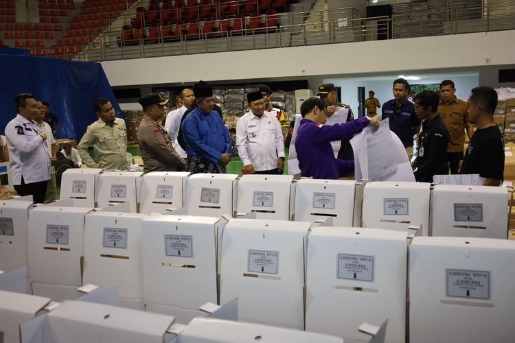 Pengecekan logistik Pemilu 2024 di Kabupaten Siak.