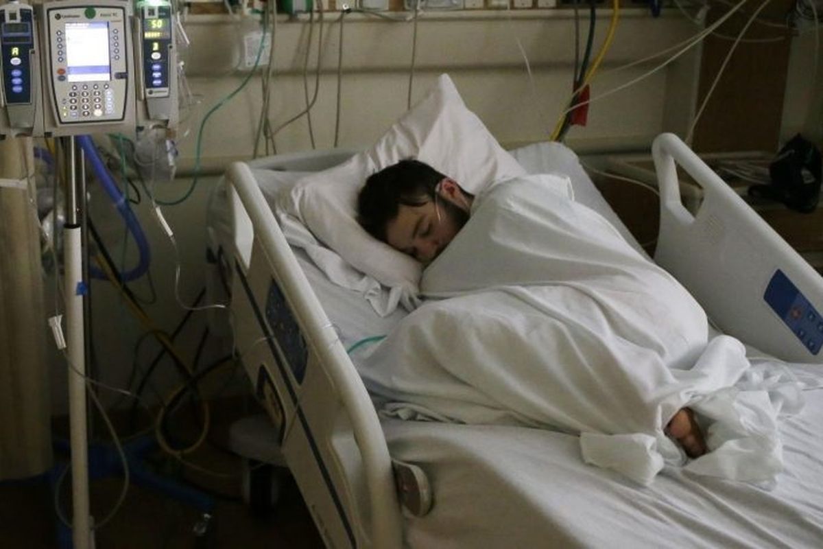 Adam tertidur di ruang perawatan intensif karena mengalami kerusakan paru-paru akut, diduga karena kebiasaannya menghisap vape.  