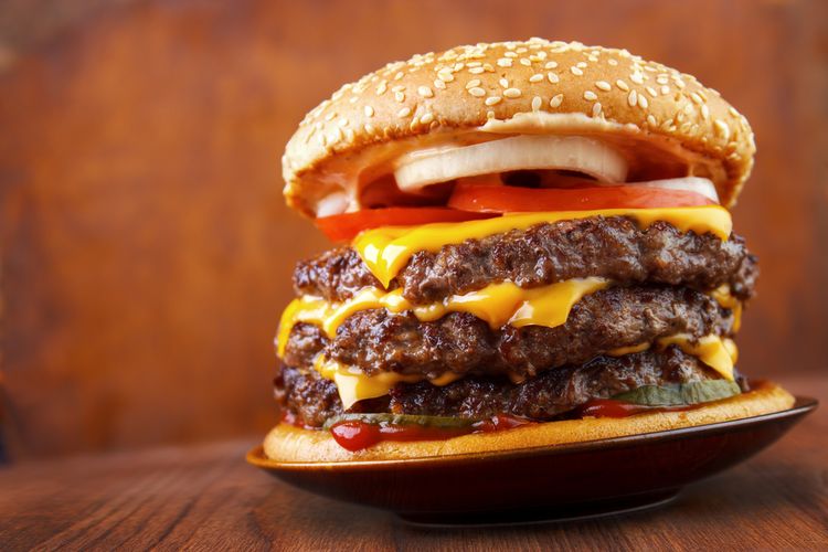 Ilustrasi triple beef burger. 
