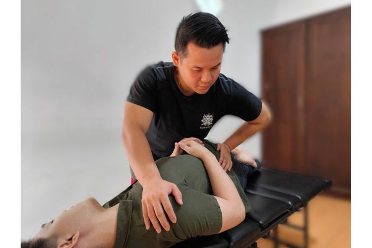 Ilustrasi pengobatan metode terapeutik chiropractic. 