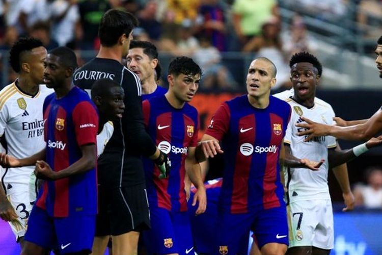 Para pemain beragumen dalam laga persahabatan antara Barcelona vs Real Madrid di AT&T pada 29 Juli 2023. Terkini, Barcelona akan bertanding melawan Real Madrid dalam laga bertajuk El Clasico pada Minggu (28/10/2023). Artikel ini berisi prediksi skor dan susunan pemain Barcelona vs Real Madrid. (Photo by Aric Becker / AFP)