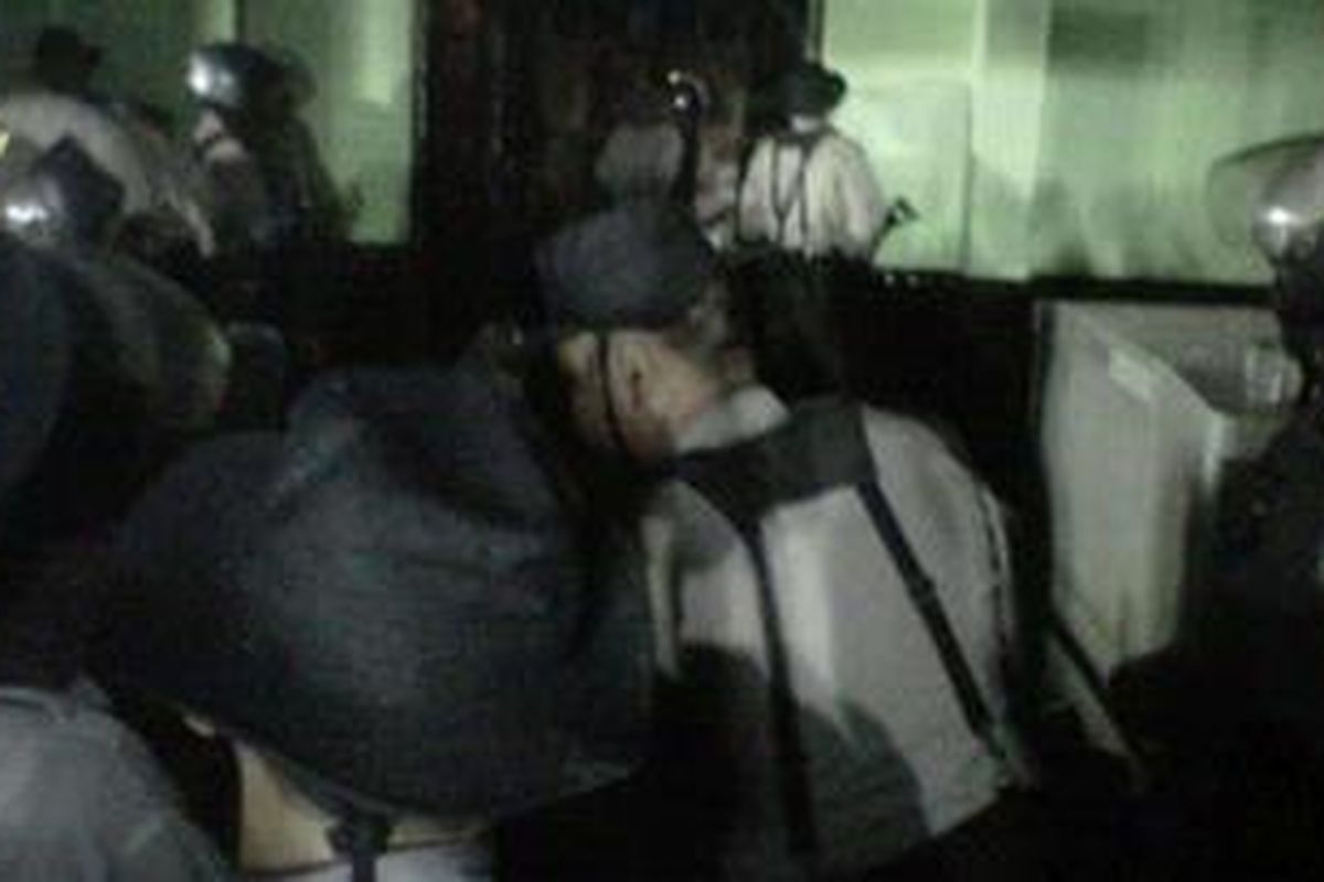 Polisi mencoba merangsek masuk melalui pintu depan Lapas Kerobokan, tetapi belum membuahkan hasil. Lapas ini dibakar napi yang mengamuk pada Rabu (22/2/12) dini hari Wita.