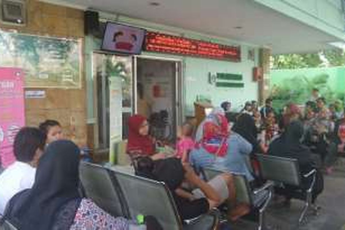 Warga sedang menunggu namanya dipanggil oleh petugas loket pendaftaran di Puskesmas Senen, Jakarta Pusat, Senin (14/11/2016). 
