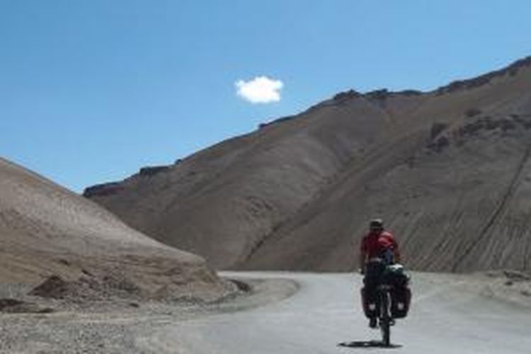 Pesepeda Max Agung Pribadi sedang mendaki Namika La di ketinggian 3.800 meter.