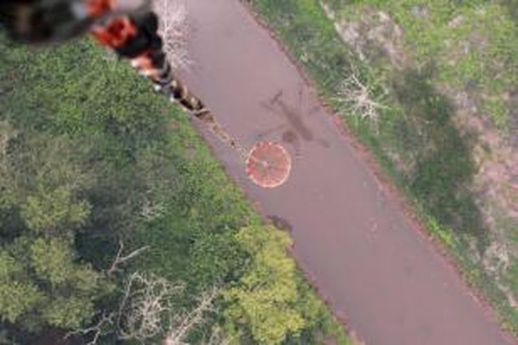 Kegiatan water bombing menggunakan helikopter Kamov KA 32A11BC untuk memadamkan sejumlah titik api di wilayah Kalimantan Barat, Kamis (3/9/2015). Kegiatan water boombing untuk memadamkan kebakaran hutan dilakukan di Kabupaten Kubu Raya.