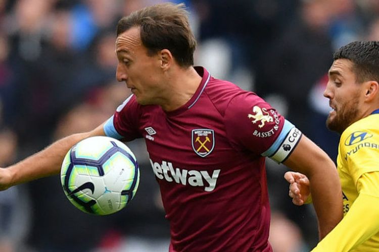 Kapten West ham United, Mark Noble, dalam partai kontra Chelsea di London Stadium, Minggu (23/9/2018)