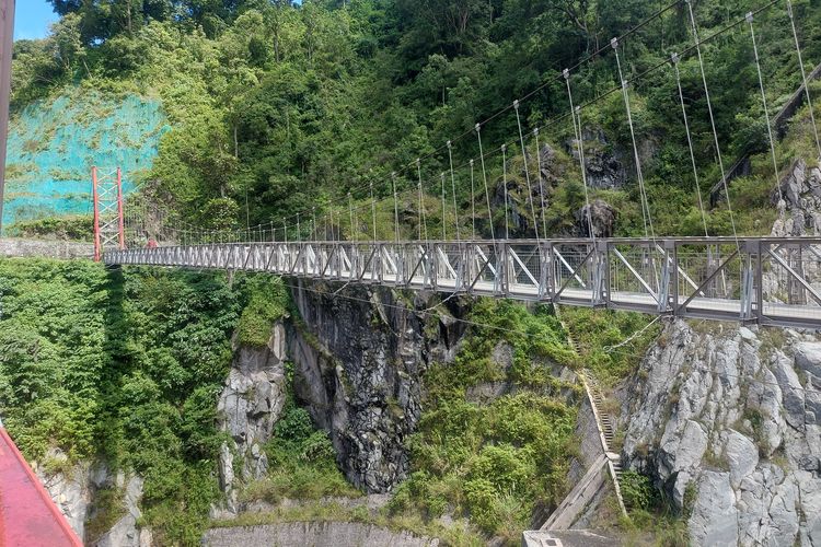 Jembatan Gantung Gladak Perak di Lumajang, Jawa Timur.