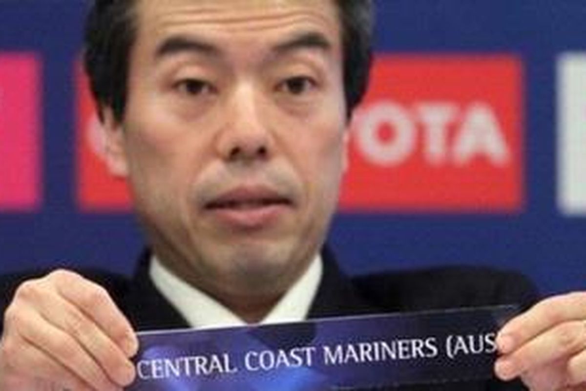 Direktur Kompetisi AFC, Tokuaki Suzuki, menunjukkan hasil pengundian untuk Central Coast Marines, klub asal Australia, dalam babak pengundian grup Liga Champions Asia (LCA) 2012 di kantor pusat AFC di Kuala Lumpur, Selasa (6/12/2011).