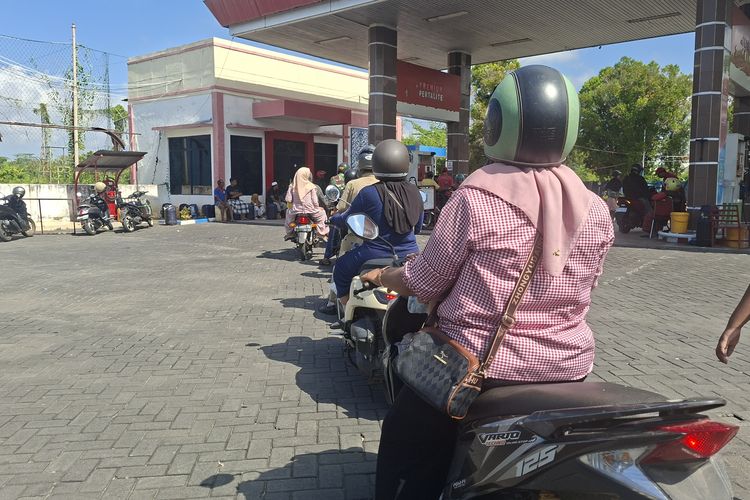 Pertalite Eceran Sulit Didapat, Warga Antre Panjang di SPBU Sumenep