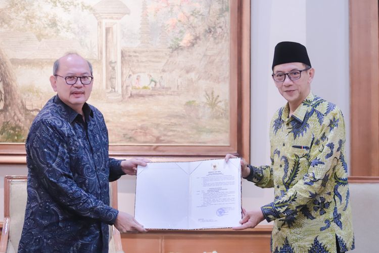 Wabup Jember Gus Firjaun menerima SK sebagai Plt Bupati Jember menggantikan Hendy Siswanto
