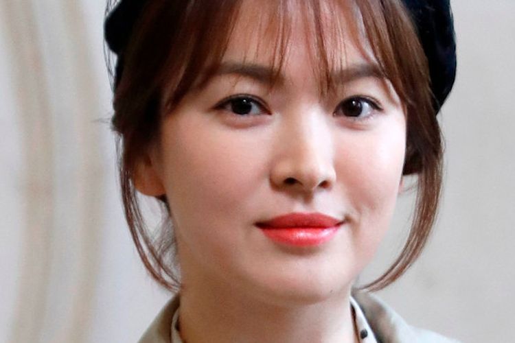 Artis peran Song Hye Kyo saat menghadiri acara Fall-Winter Dior di Paris Fashion Week pada tahun 2018.
