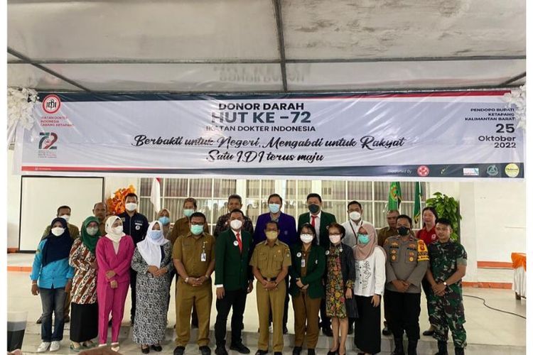 Donor darah massal yang dilakukan Ikatan Dokter Indonesaia (IDI) dan didukung oleh Hanafi Kreasi Grup dan BGA di Ketapang, Kalimantan Barat. 

