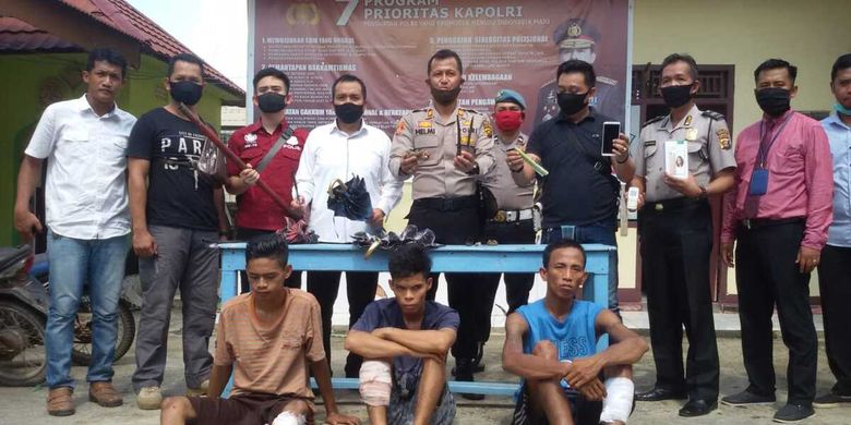 Tiga bandit pelaku kejahatan jalintim Palembang-Lampung yang meresahkan akhirnya ditembak petugas polisi dari Polsek Indralaya dan Polres Ogan Ilir. Mereka sebelumnya membegal seorang sopir pada Sabtu (18/4/2020) malam.