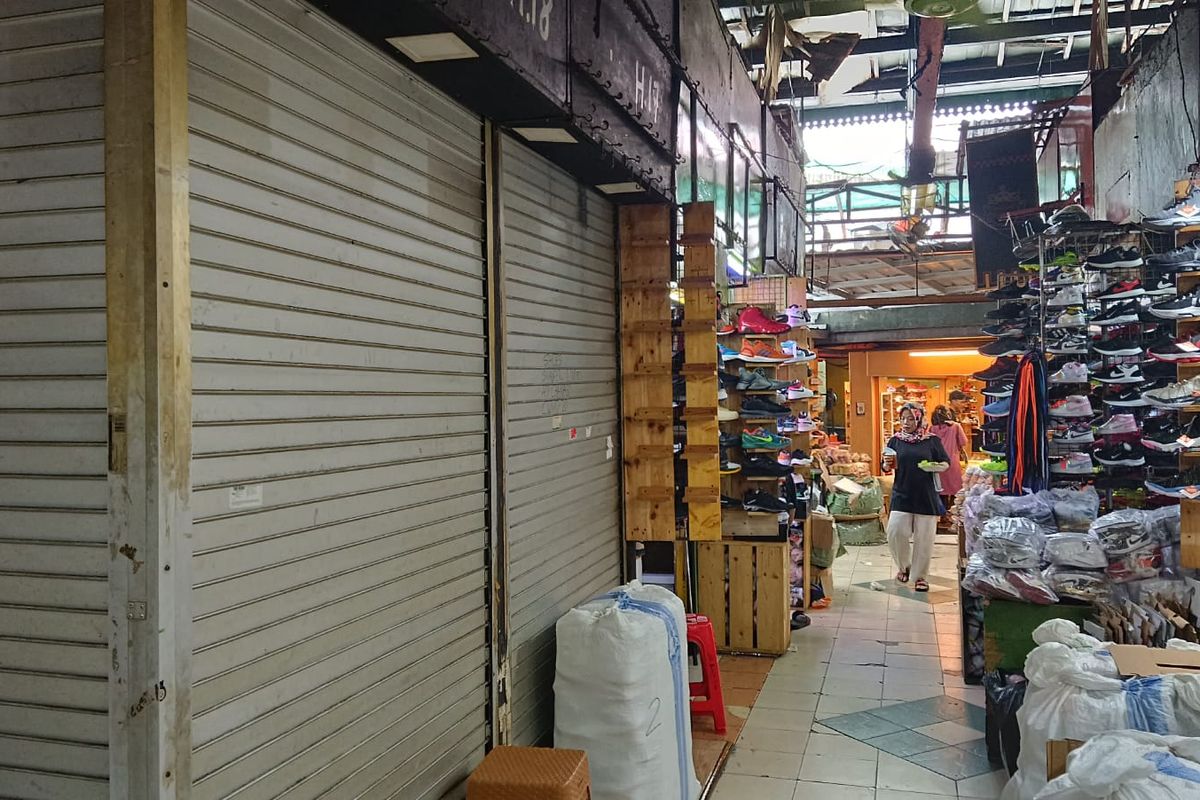 Suasana di Pasar Taman Puring di Jalan Kyai Maja, Kebayoran Baru, Jakarta Selatan, Rabu (1/3/2023), banyak pedagang yang masih tutup di pagi hari.