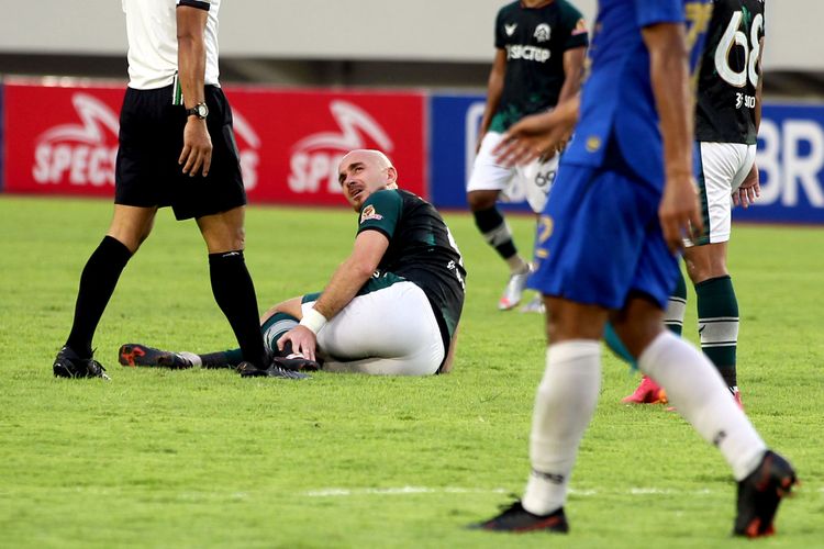 Pemain asing Persikabo 1973 Shumeiko Veniamin mengeluh kesakitan seusai dilanggar pemain PSIS Semarang pada pertandingan pekan 12 Liga 1 2021-2022 yang berakhir dengan skor 2-2 di Stadion Manahan Solo, Kamis (18/11/2021) sore.