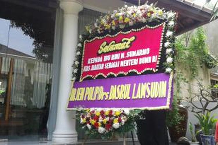 Salah satu papan bunga ucapan selamat kepada Menteri BUMN Rini M Soemarno di kediamannya di kawasan Kuningan, Jakarta, Senin (27/10/2014).