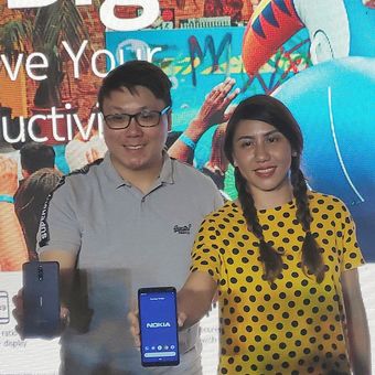 Wayne Tang, Head of Product Marketing HMD Global,
Kiri-kanan: Miranda Warokka, Head of Marketing Indonesia for HMD Global, saat memamerkan Nokia 3.1 Plus di sebuah acara di Jakarta, Selasa (19/3/2019) malam.
