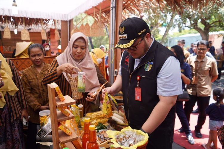 Bupati Kediri Mas Dhito meminta supermarket dan minimarket menyediakan ruang untuk memasarkan produk dari UMKM sekitar Kediri.