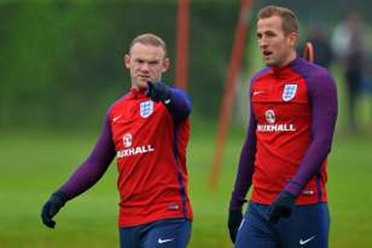 Dua penyerang tim nasional Inggris, Wayne Rooney (kiri) dan Harry Kane, sedang menjalani sesi latihan di Watford, 1 Juni 2016.
