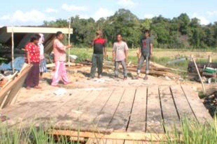 Rumah Sunarmi (45) warga Desa Krueng Meulaboh, Kecamatan Pantai Cermin, Aceh Barat, Provinsi Aceh, rumahnya hancur diserang gajah liar pada Senin (3/2/2014) malam.  