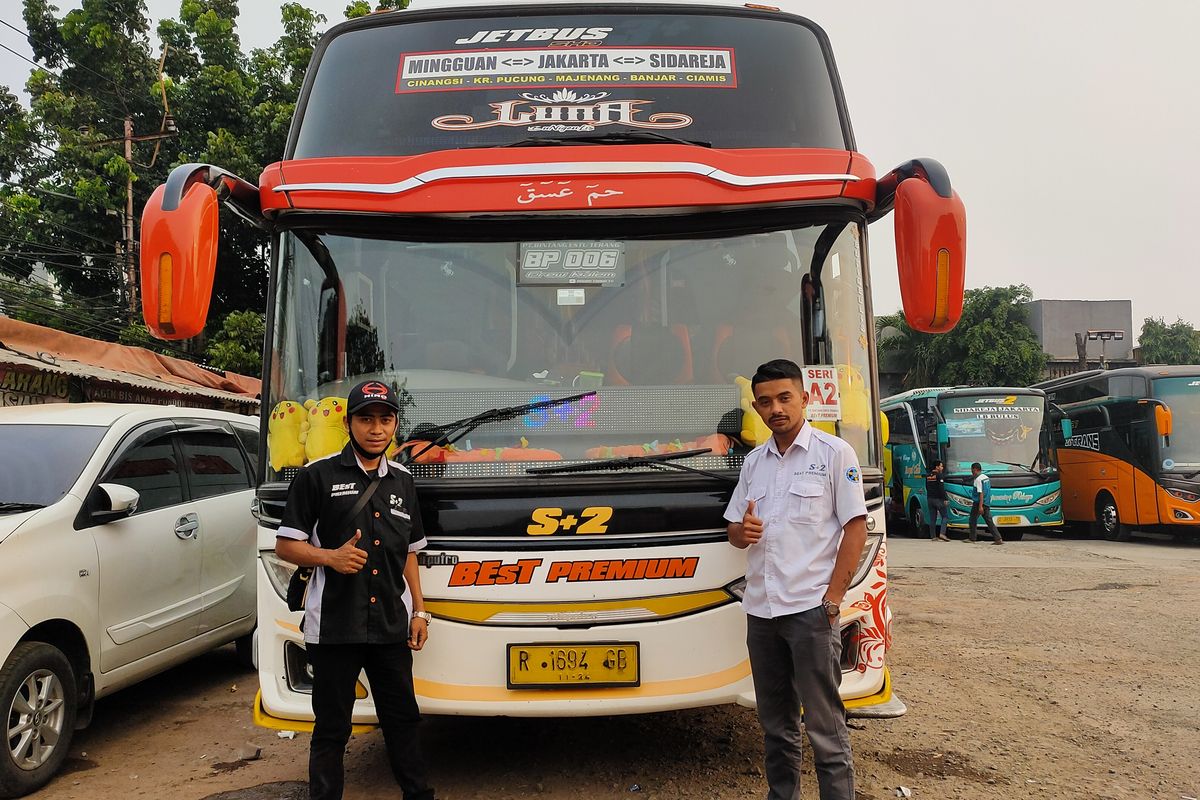 Sopir dan kernet bus AKAP PO Best Premium