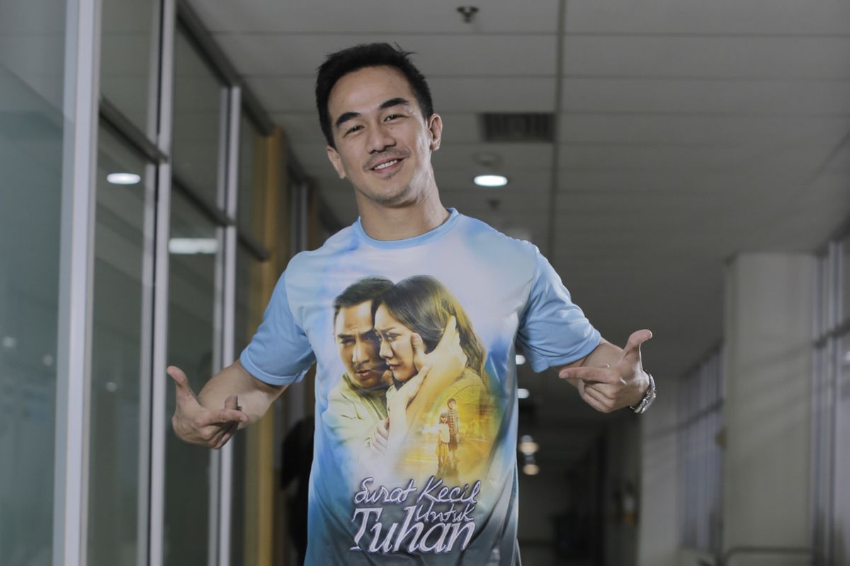 Joe Taslim berpose usai berbincang  dengan Kompas.com tentang film Surat Kecil Untuk Tuhan di Gedung Kompas Gramedia, Palmerah Selatan, Jakarta, Kamis (18/5/2017). Di film ini Joe berperan sebagai Martin seorang dokter jantung dengan sosok yang sangat tulus dan protagonis.