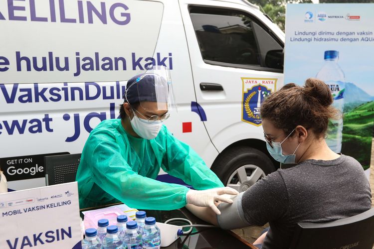 Warga mengikuti vaksinasi keliling covid-19 di Kantor Kelurahan Cipedak, Jagakarsa, Jakarta Selatan, Rabu (14/7/2021). Vaksinasi kerjasama Danone Indonesia dengan Pemprov DKI Jakarta dilakukan sebagai upaya jemput bola untuk warga yang tinggal di kawasan padat penduduk dan jauh dari sentra vaksinasi, serta memiliki kendala mobilitas.