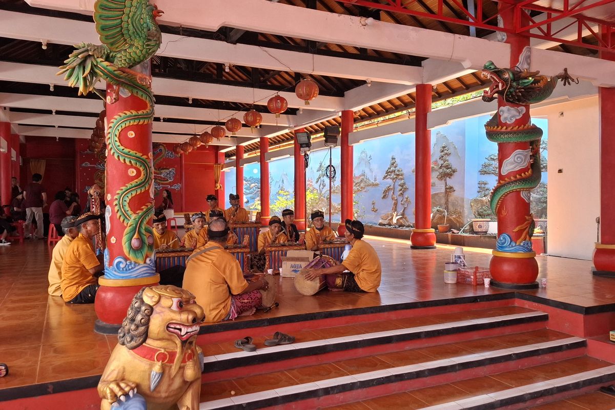 Kelompok gong gamelan tradisional Bali mengiringi prosesi sembahyang di Klenteng Seng Hong Bio di Kota Singaraja, Bali, Rabu (29/1/2025).