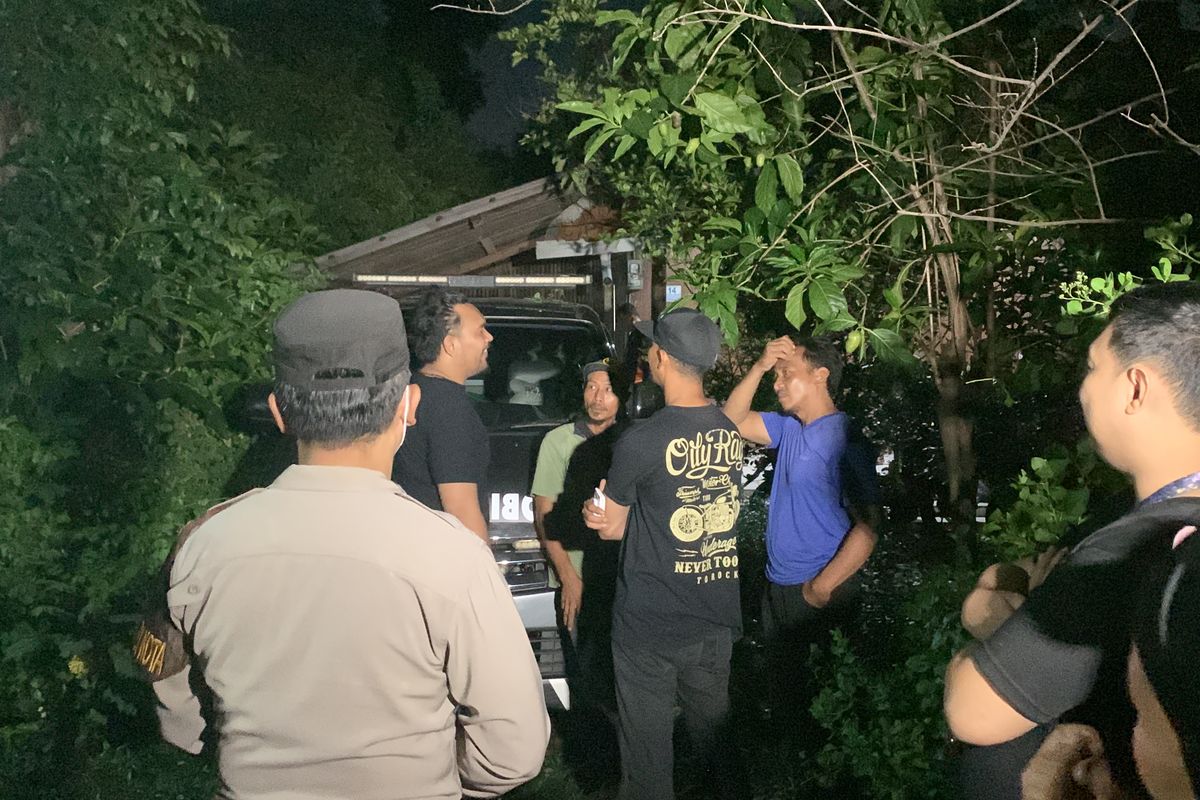 Seorang lansia ditemukan tewas di rumahnya, di Gang Nangka, Kecamatan Bekasi Selatan, Kota Bekasi, Sabtu (20/1/2024) malam. Polisi masih melakukan olah tempat kejadian perkara (TKP).