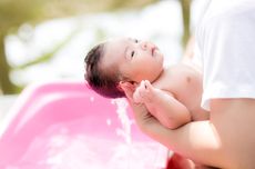 5 Hal yang Perlu Diperhatikan Saat Memandikan Bayi Baru Lahir