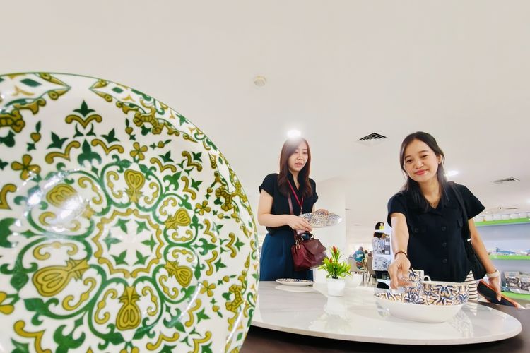 Seorang pengunjung sedang memilih peralatan dapur saat di pusat grosir bertajuk China Market Indonesia Pavilion yang resmi dibuka di Pasar Atom Tahap V Lantai 1 Surabaya, Jawa Timur, Kamis (13/11/2025) siang.