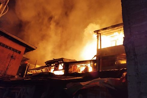 Kebakaran di Gambir Makin Membesar, Warga Panik dan Panjat Atap Rumah