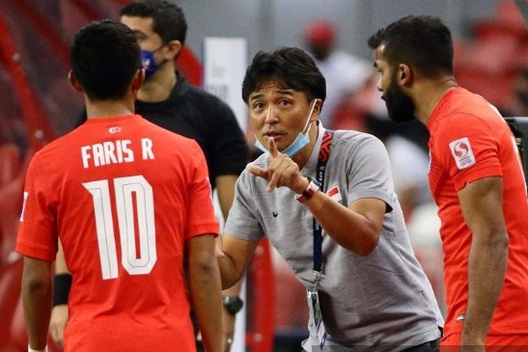 Pelatih timnas Singapura, Tatsuma Yoshida (tengah), sedang memberi instruksi kepaada Faris Ramli (kiri) dan M. Anumanthan (kanan) pada laga ketiga Grup A Piala AFF 2020 melawan Timor Leste di Stadion Nasional Singapura, Selasa (14/12/2021). Terdekat, timnas Singapura asuhan Tatsuma Yoshida dijadwalkan menghadapi Indonesia pada leg pertama semifinal Piala AFF 2020, Rabu (22/12/2021).