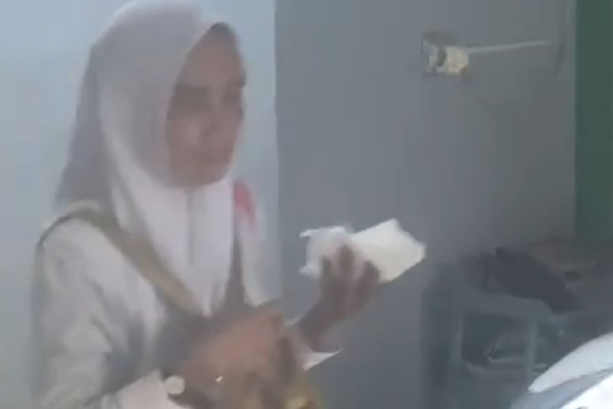 Wanita misterius yang mengaku sebagai malaikat dan memaksa meminta uang kepada warga di Rangkapan Jaya Baru, Kota Depok.