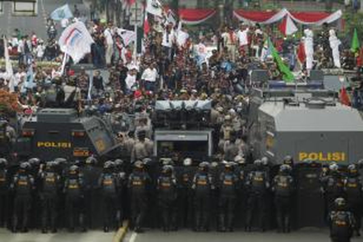 Polisi berjaga di Jalan Medan Merdeka Barat, Jakarta, saat terjadi unjuk rasa pendukung pasangan Prabowo Subianto-Hatta Rajasa menjelang sidang putusan perselisihan hasil pemilihan umum (PHPU) presiden dan wakil presiden di Mahkamah Konstitusi (MK), Kamis (21/8/2014).
