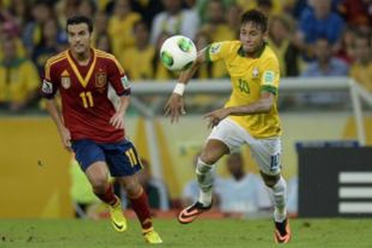 Dua striker Barcelona, Pedro Rodriguez (kiri) dan Neymar da Silva (kanan), saat membela negaranya masing-masing di Piala Konfederasi 2013.