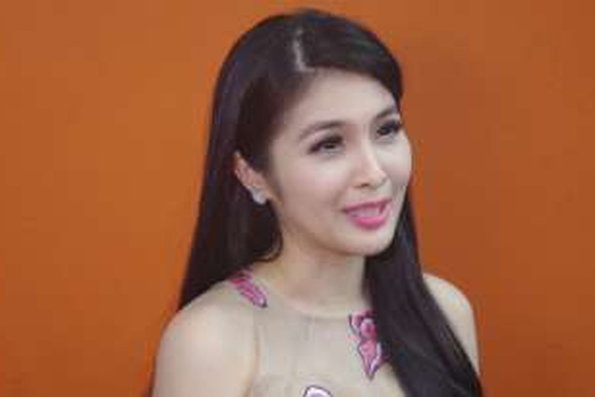 Sandra Dewi di halaman Gedung Trans, Jalan Tendean, Mampang, Jakarta Selatan, Selasa (17/5/2016)