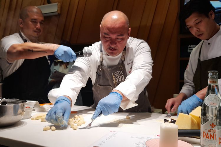 Chef Salvatore Cuomo hadir di kolaborasi Casa Cuomo Ristorante dan ABC Cooking Studio pada Senin (17/7/2023) mendemokan Gnocchi Sorrentina.