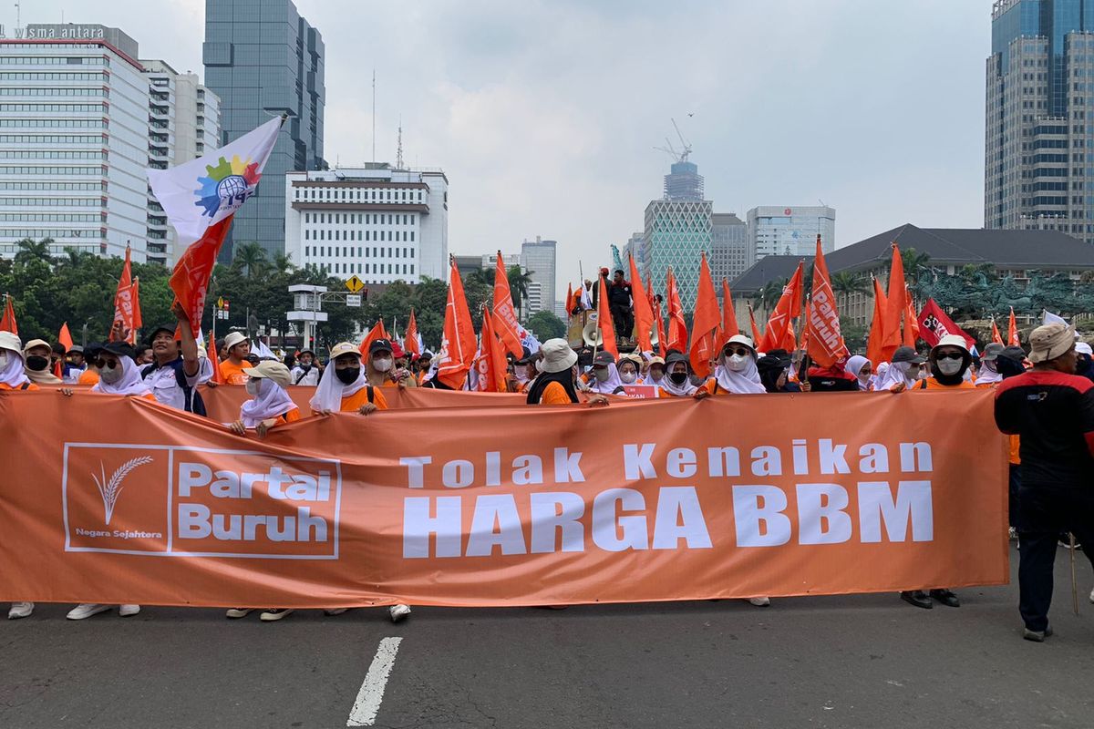 Partai Buruh menggelar aksi unjuk rasa menolak kenaikan harga BBM hingga menolak pengesahan Omnibus Law Undang-undang Cipta Kerja di kawasan Patung Kuda, Jakarta Pusat, Rabu (12/10/2022).