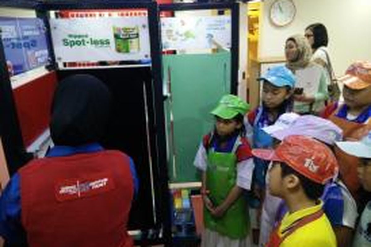 Anak-anak mencoba salah satu kegiatan di establishment Nippon Paint, di KidZania, Pacific Place, Jakarta, Kamis (8/1/2015).