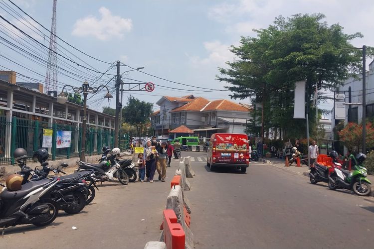 Akses Stasiun Bogor Ditutup karena Perbaikan Trotoar, Penumpang: Takut Keserempet Angkot