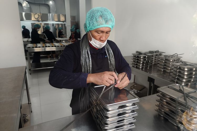 Portrait of officers at the Palmerah Nutrition Services Fulfillment Unit (SPPG) preparing ompreng for the Free Meal Program (PMG) which will be transferred to PMG container cars for distribution this morning, Monday (6/1/2025). 