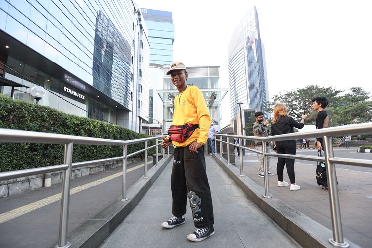 Aldo asal Jembatan Lima berpose di kawasan Dukuh Atas, Jakarta, Rabu (20/7/2022).  Fenomena Citayam Fashion Week di kawasan Dukuh Atas mendadak viral karena gaya busana nyentik yang didominasi anak muda dari Depok, Citayam, dan Bojonggede.