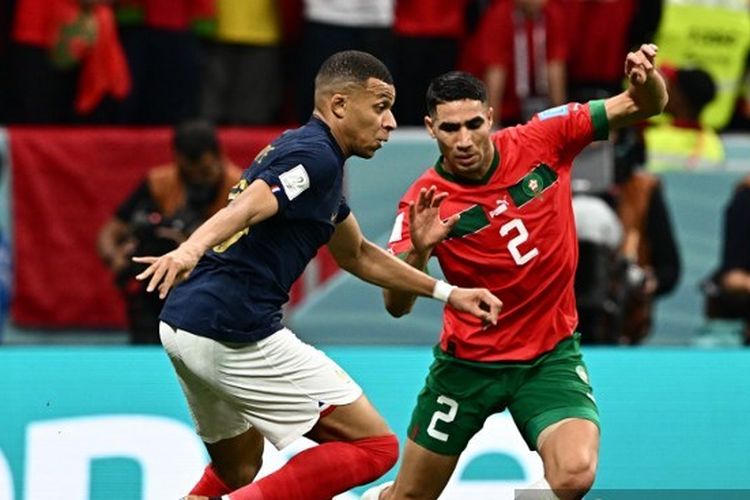 Penyerang Perancis Kylian Mbappe (kiri) dan bek Maroko Achraf Hakimi dalam laga semifinal Piala Dunia 2022 di Stadion Al Bayt, Al Khor, Qatar, Kamis (15/12/2022) dini hari WIB.