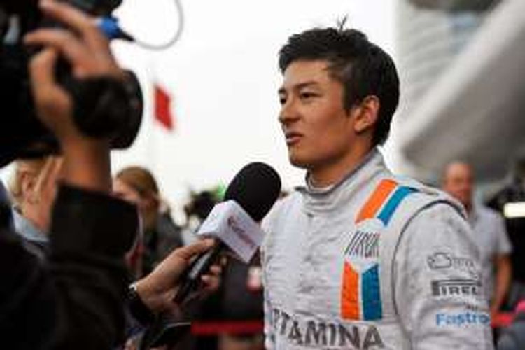 Pebalap Manor Racing asal Indonesia, Rio Haryanto, menjawab pertanyaan wartawan setelah menyelesaikan sesi kualifikasi GP China di Sirkuit International Shanghai, Sabtu (16/4/2016).