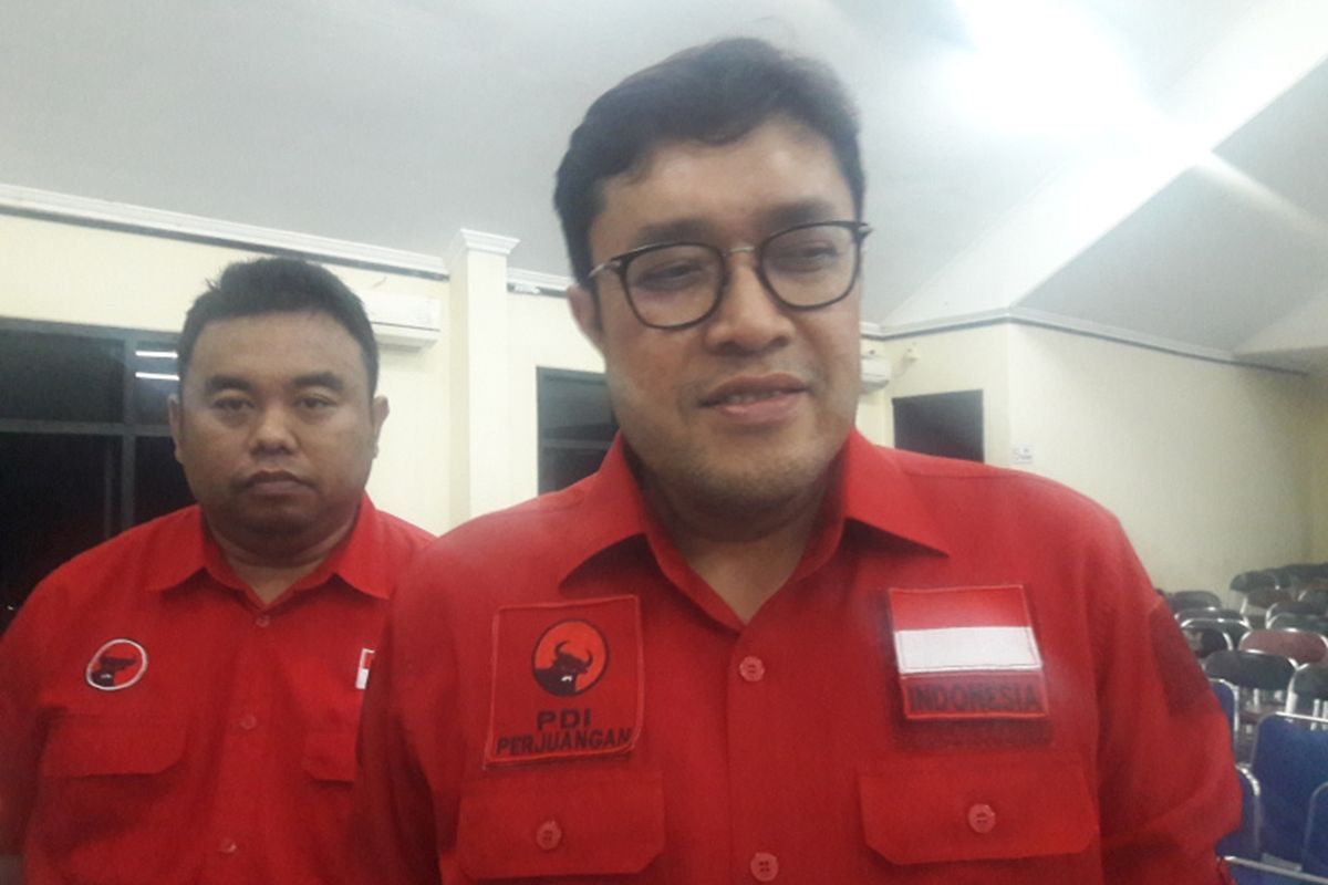 Ketua DPD PDIP Jabar Ono Surono didampingi ketua DPC PDIP Garut Yudha Pudja Turnawan saat diwawancara wartawan, Jumat (18/10/2019).