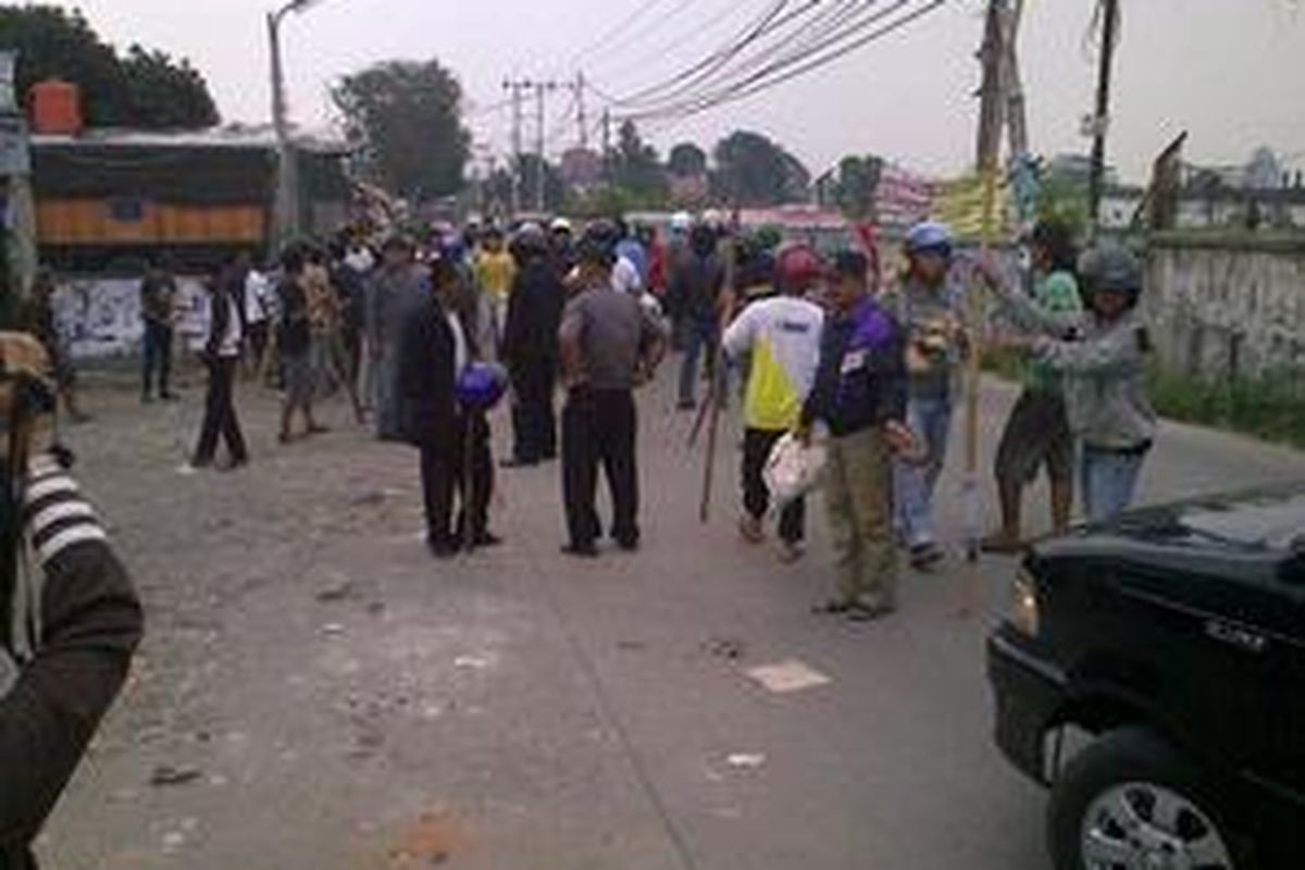 Warga terlihat bersiaga di Jalan Pahlawan Raya, Rempoa, Ciputat, Minggu (1/8/2010). Beredar informasi bakal terjadi serangan susulan menyusul bentrokan semalam.