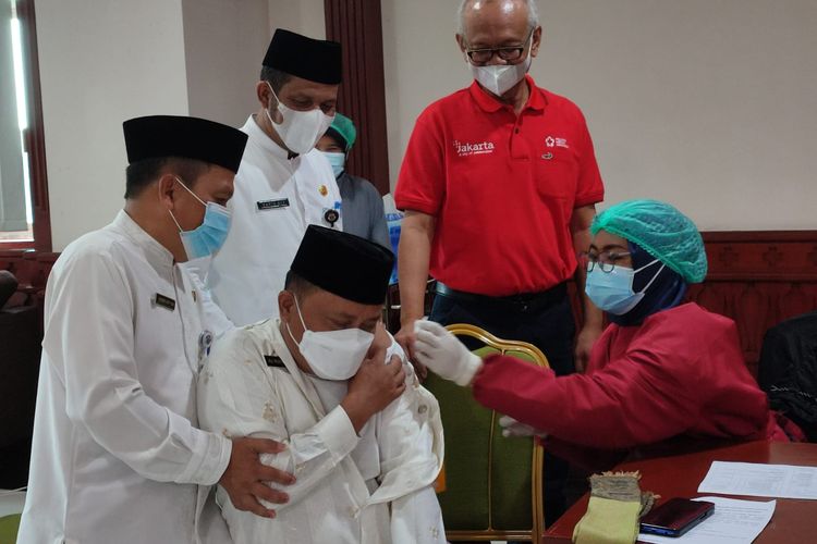 Sekretaris Kota Jakarta Selatan, Ali Murtahdo saat dilakukan vaksinasi dosis ketiga atau booster di Pemkot Jaksel 