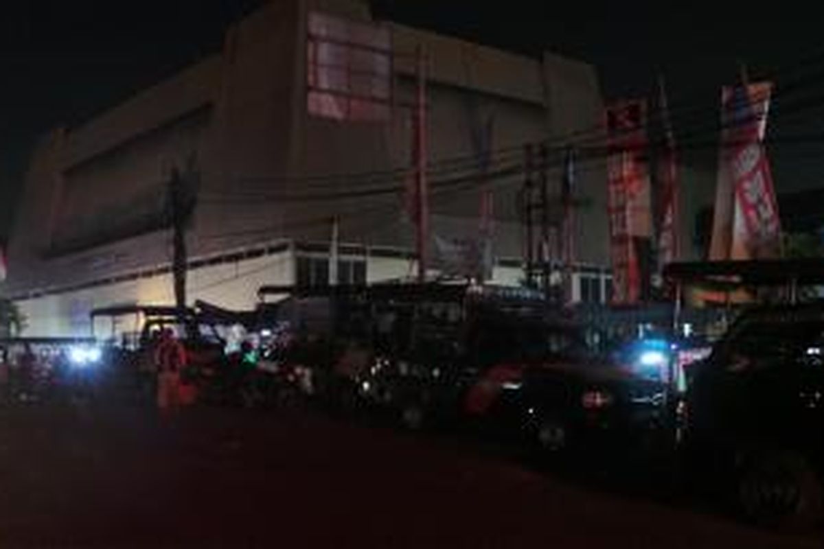 90 mobil Satpol PP berjejer dari Kantor Kelurahan Pasar Minggu sampaj di pinggir jalan Terminal Pasar Minggu awasi PKL berjualan di luar pasar. Rabu (14/8/2013).